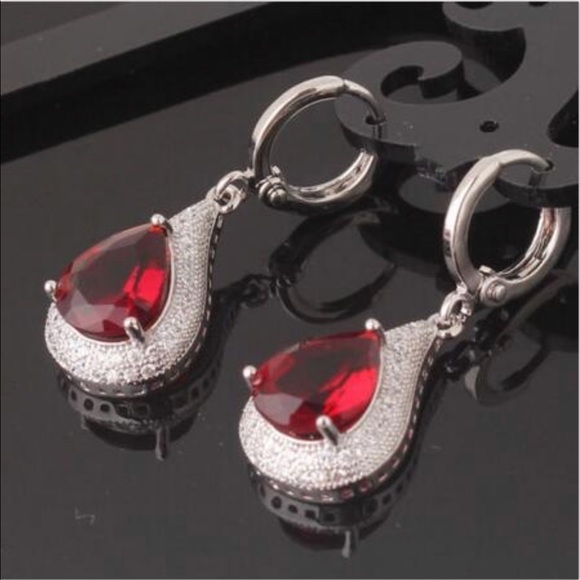 🌺New🌺 ❤️Silver Crystal Earring🌺 - Picture 1 of 2